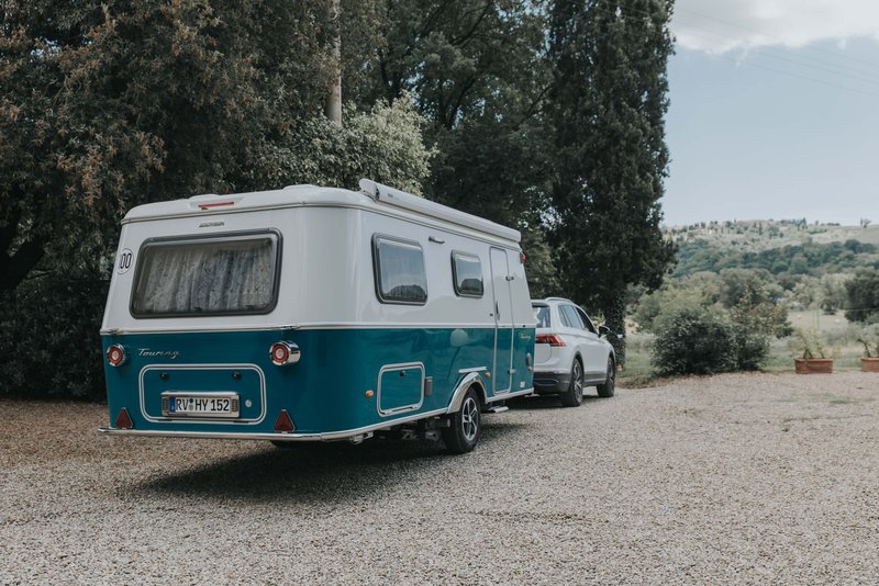 Kultstatus genießt natürlich auch der Touring-Caravan von Eriba, dessen Erkennungszeichen das Retro-Design im Zwei-Farben-Outfit ist. Foto: Eriba